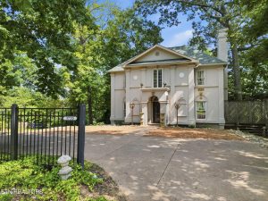 Luxury home at 3720 Kingston Pike Knoxville TN 37919
